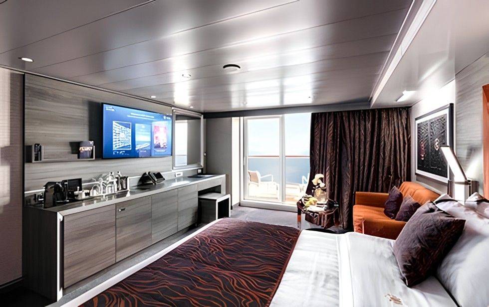 Yacht Club Deluxe Suite